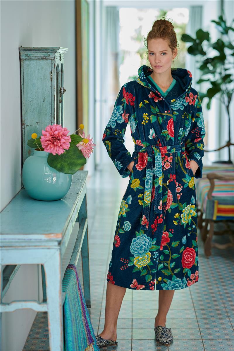 Ein Bademantel mit Kapuze von PIP STUDIO aus 100 Prozent Baumwolle in der Farbe Blau. Modell Good Evening Dark Blue.