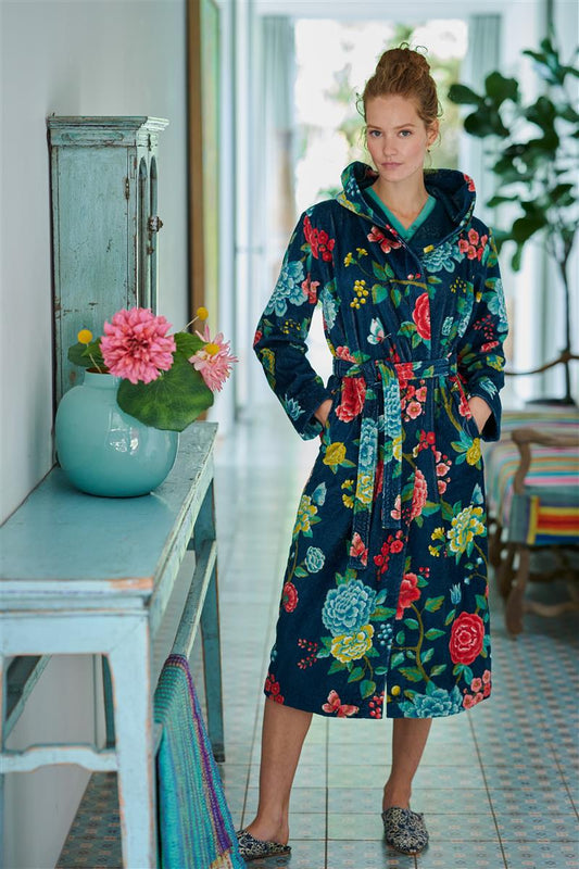 Ein Bademantel mit Kapuze von PIP STUDIO aus 100 Prozent Baumwolle in der Farbe Blau. Modell Good Evening Dark Blue.
