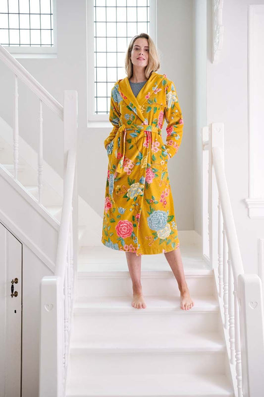 Ein Bademantel mit Kapuze von PIP STUDIO aus 100 Prozent Baumwolle in der Farbe Gelb. Modell Good Evening Yellow.