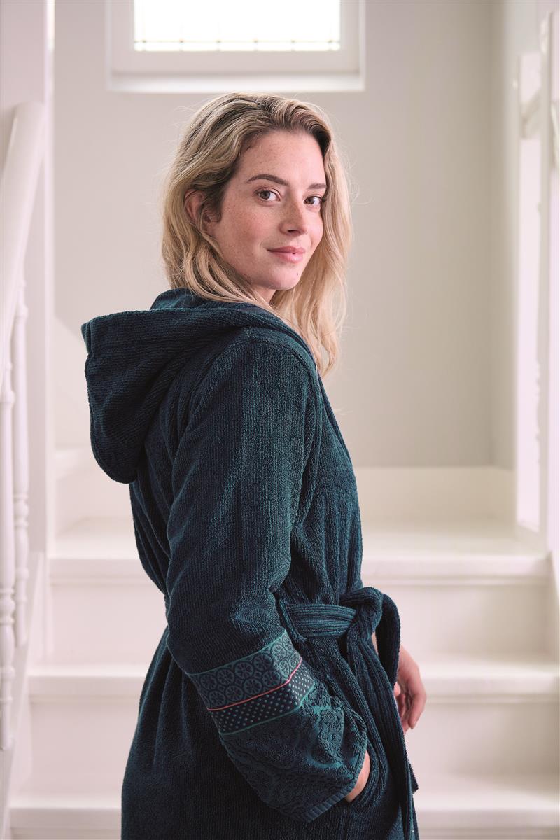 Ein Bademantel mit Kapuze von PIP STUDIO aus 100 Prozent Baumwolle in der Farbe Blau. Modell Soft Zellige Dark Blue.