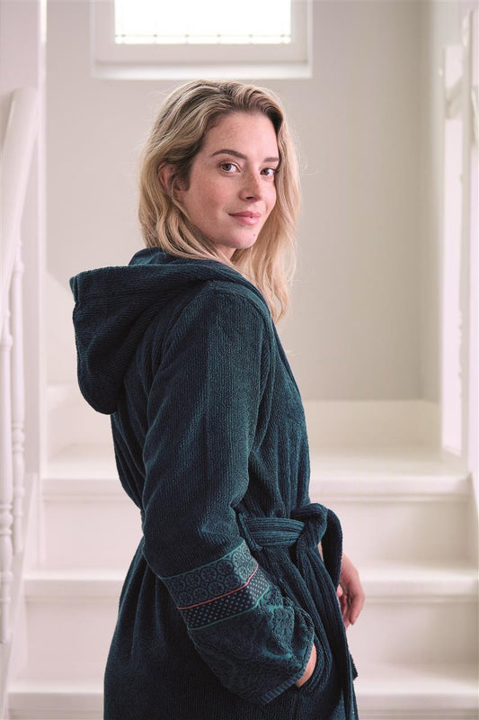 Ein Bademantel mit Kapuze von PIP STUDIO aus 100 Prozent Baumwolle in der Farbe Blau. Modell Soft Zellige Dark Blue.