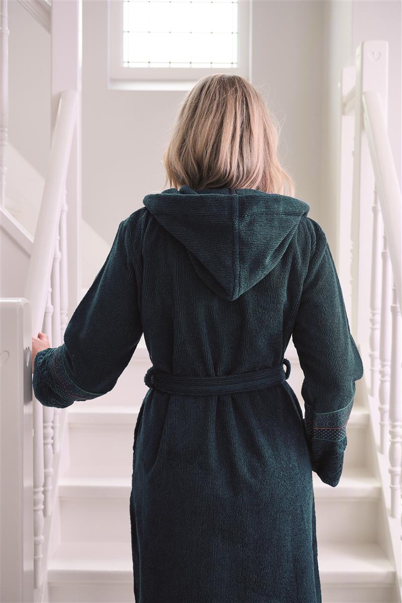 Eine Frau traegt einen Bademantel mit Kapuze von PIP STUDIO aus 100 Prozent Baumwolle in der Farbe Blau. Modell Soft Zellige Dark Blue.