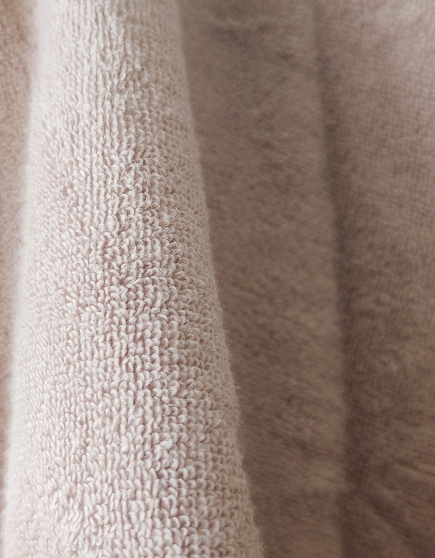 Eine Detailaufnahme des Stoffes vom EN VOGUE Bademantel in der Farbe Rosegold. Die Struktur wird hervorgehoben. Modell Air Cotton Mauve.