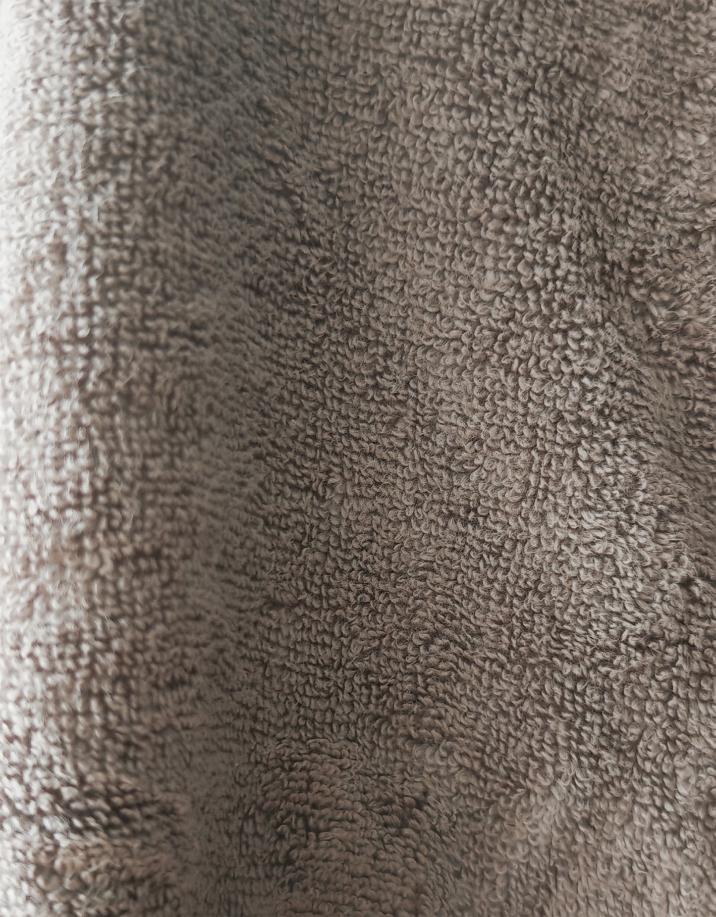 Eine Detailaufnahme des Stoffes vom EN VOGUE Bademantel in der Farbe Grau. Die Struktur wird hervorgehoben. Modell Air Cotton Mittelgrau.