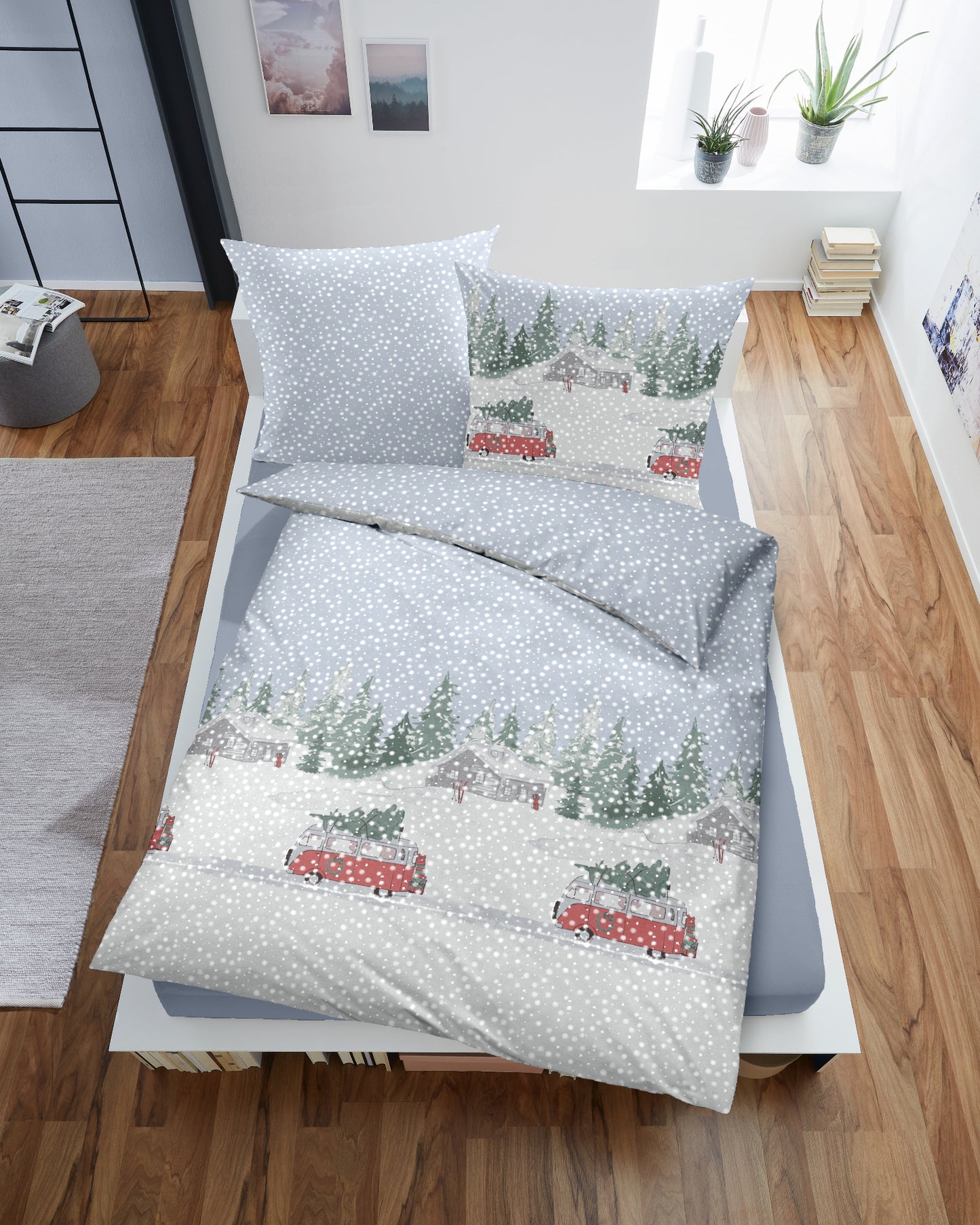 Ein Bettbezug-Set aus einem Kopfkissen und einer Bettdecke bezogen mit Feinbiber Bettwaesche aus 100 Prozent Baumwolle mit Muster aus Winterlandschaft in der Farbe Grau. Modell Winter Wonderland.