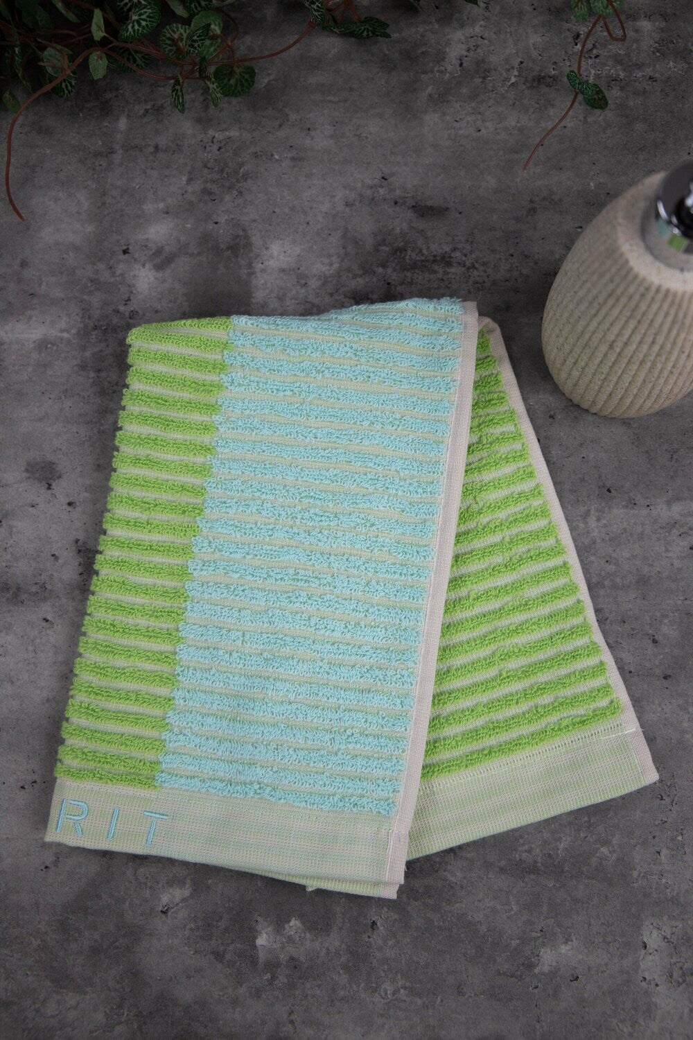 Ein Gaestetuch von ESPRIT aus 100 Prozent Baumwolle in der Groesse 30x50cm. Farbe Gruen. Modell Bloki Lime.