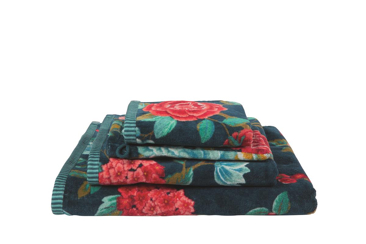 Ein Stapel aus mehreren Handtuechern in verschiedenen Groessen von PIP STUDIO die aufeinander liegen mit Muster aus Blumen in der Farbe Blau. Modell Good Evening Dark Blue.