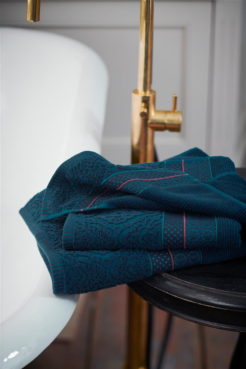 Ein Stapel aus mehreren Handtuechern von PIP STUDIO die aufeinander liegen mit Muster aus grafischen Formen in der Farbe Blau. Modell Soft Zellige Dark Blue.