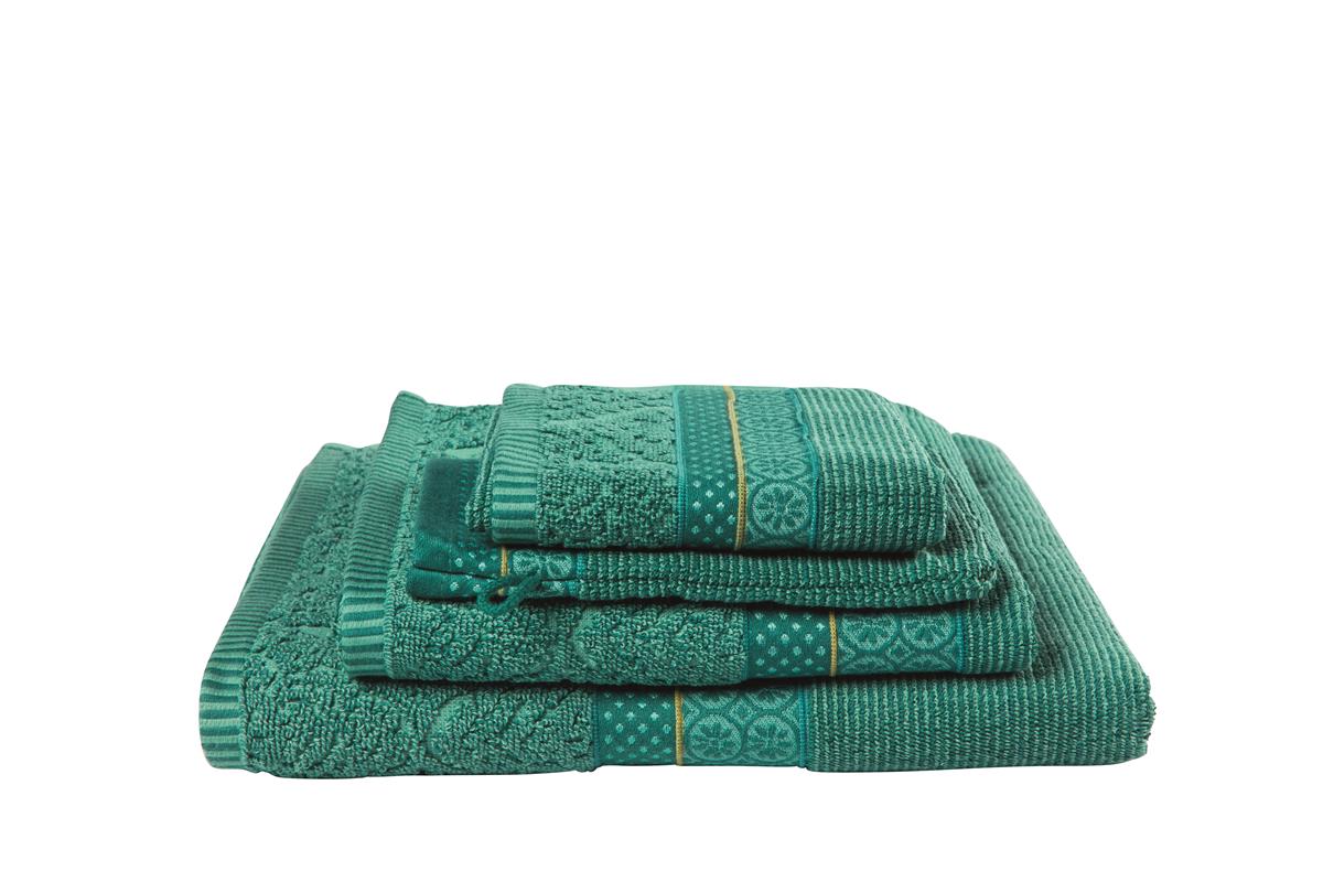 Ein Stapel aus mehreren Handtuechern in verschiedenen Groessen von PIP STUDIO die aufeinander liegen mit Muster aus grafischen Formen in der Farbe Gruen. Modell Soft Zellige Green.