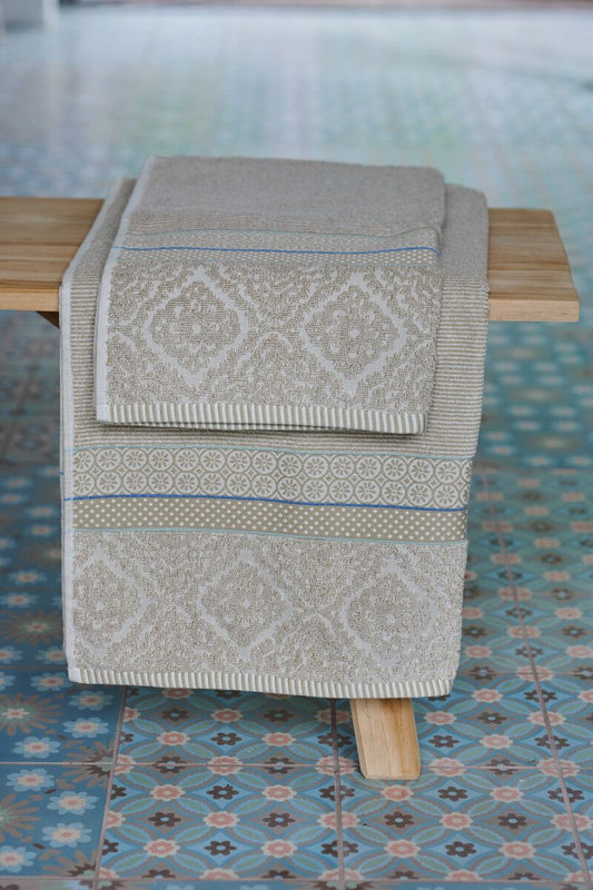 Ein Stapel aus mehreren Handtuechern von PIP STUDIO die aufeinander liegen mit Muster aus grafischen Formen in der Farbe Taupe. Modell Soft Zellige Khaki.