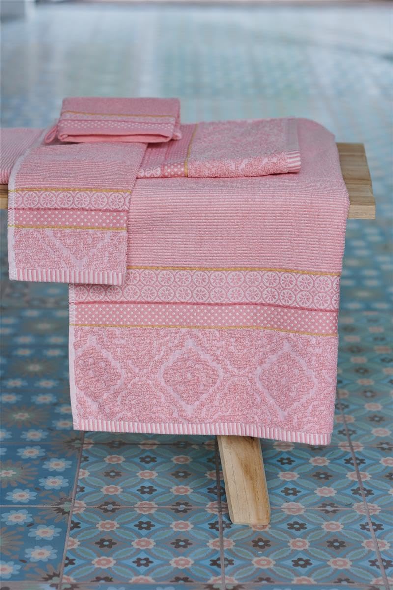 Ein Stapel aus mehreren Handtuechern von PIP STUDIO die aufeinander liegen mit Muster aus grafischen Formen in der Farbe Rosa. Modell Soft Zellige Rosa.