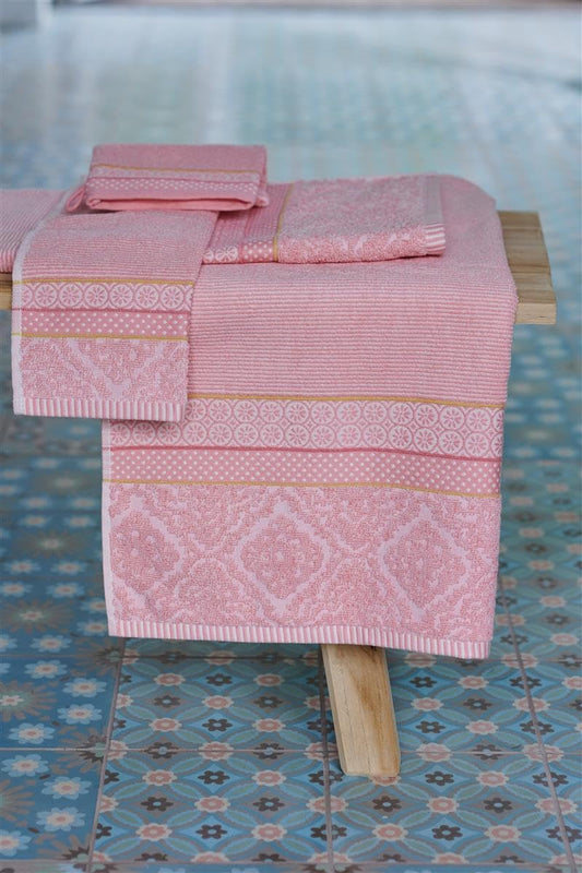 Ein Stapel aus mehreren Handtuechern von PIP STUDIO die aufeinander liegen mit Muster aus grafischen Formen in der Farbe Rosa. Modell Soft Zellige Rosa.