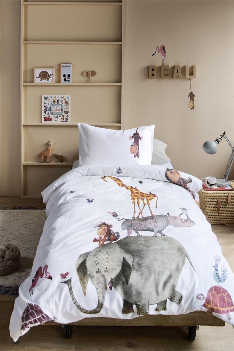 In einem Kinderschlafzimmer steht ein Bett mit einem Kopfkissen und einer Bettdecke bezogen mit kuscheliger beddinghouse Bettwaesche aus 100 Prozent Baumwolle mit Illustrationen von Tieren in der Farbe Weiss. Modell Dieren Stapelen.