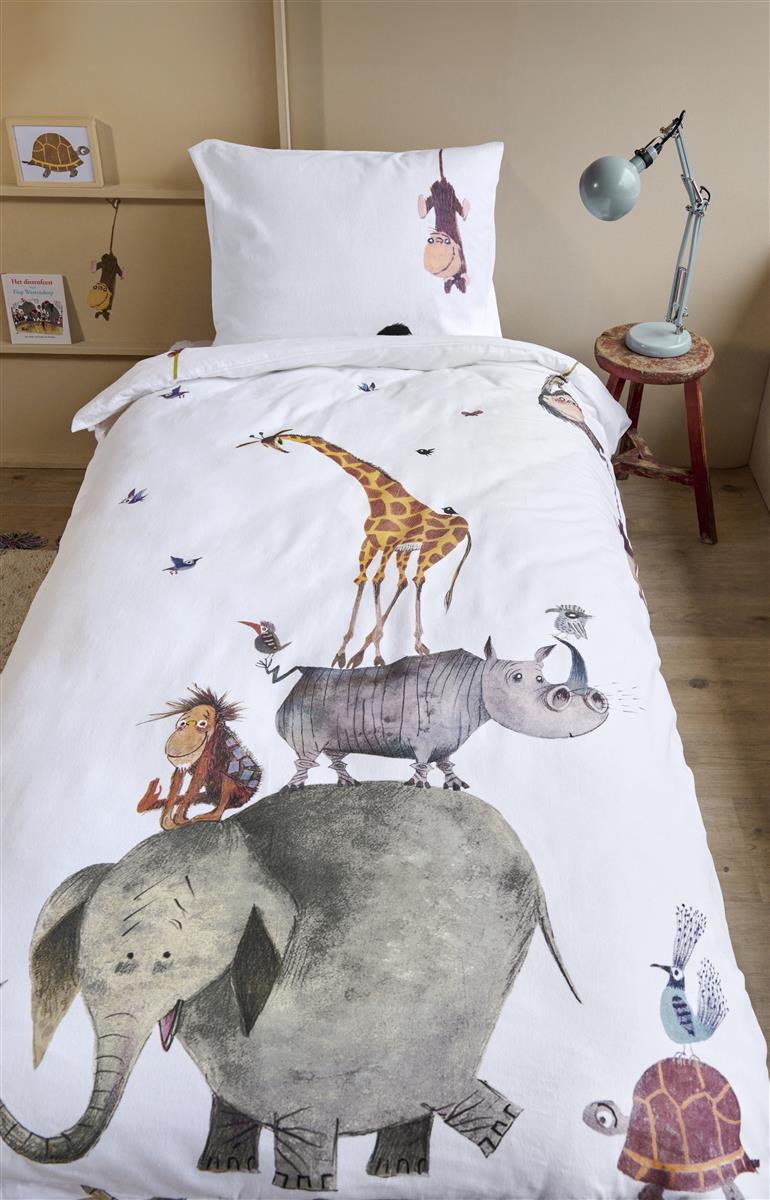 Ein Bett mit einem Kopfkissen und einer Bettdecke bezogen mit kuscheliger beddinghouse Bettwaesche aus 100 Prozent Baumwolle mit Illustrationen von Tieren in der Farbe Weiss. Modell Dieren Stapelen.