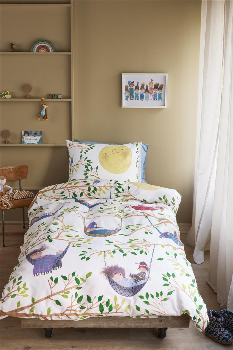 In einem Kinderschlafzimmer steht ein Kinderbett mit einem Kopfkissen und einer Bettdecke bezogen mit kuscheliger beddinghouse Bettwaesche aus 100 Prozent Baumwolle mit Illustrationen von Haengematten in der Farbe Weiss. Modell Hangematje Multi
