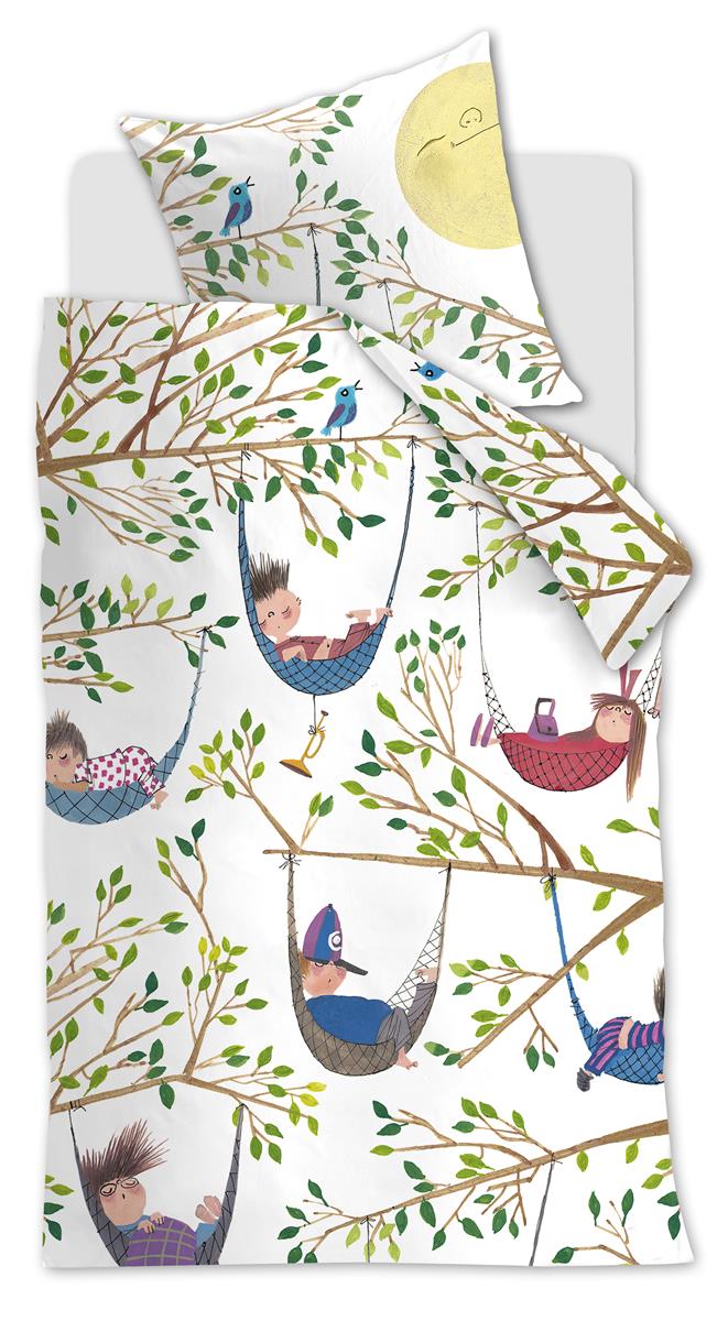 Ein Bett mit einem Kopfkissen und einer Bettdecke bezogen mit kuscheliger beddinghouse Bettwaesche aus 100 Prozent Baumwolle mit Illustrationen von Haengematten in der Farbe Weiss. Modell Haengematje Multi.