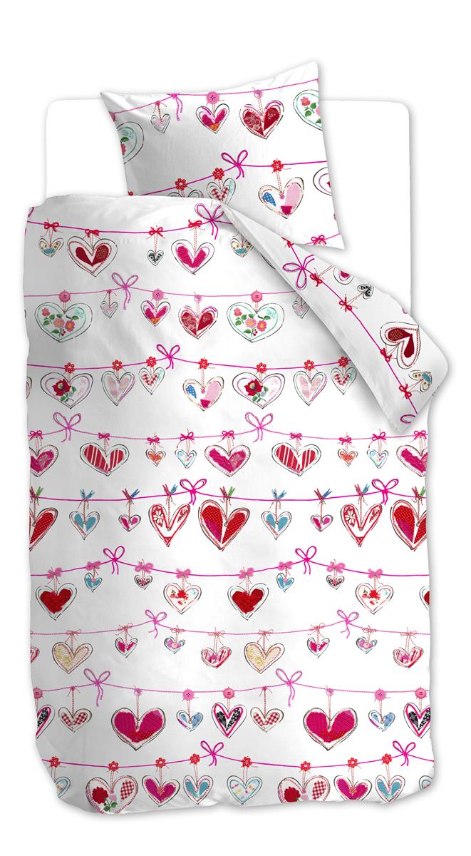 Ein Bett mit einem Kopfkissen und einer Bettdecke bezogen mit kuscheliger beddinghouse Bettwaesche aus 100 Prozent Baumwolle mit Illustrationen von Herzen in der Farbe Weiss. Model Hearts.