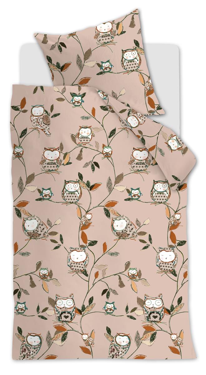 Ein Bett mit einem Kopfkissen und einer Bettdecke bezogen mit kuscheliger beddinghouse Bettwaesche aus 100 Prozent Baumwolle mit Illustrationen von Eulen in der Farbe Beige. Modell Owls Beige.
