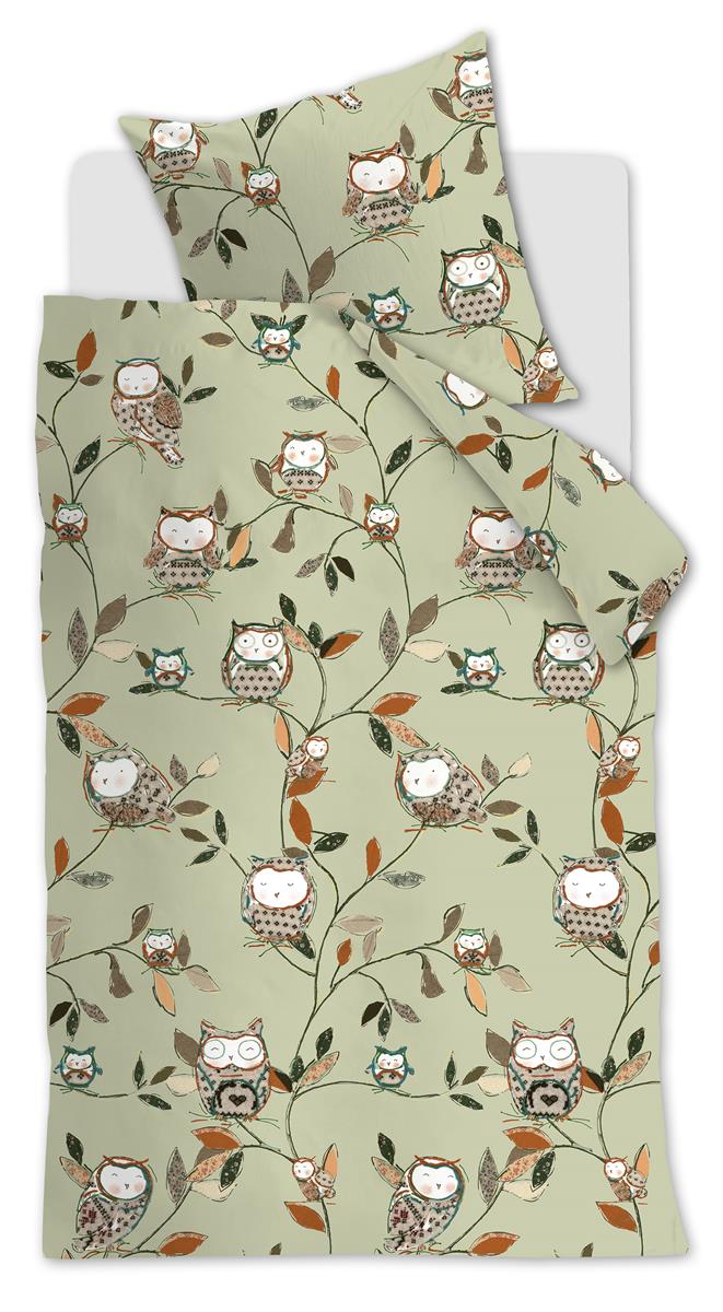 Ein Bett mit einem Kopfkissen und einer Bettdecke bezogen mit kuscheliger beddinghouse Bettwaesche aus 100 Prozent Baumwolle mit Illustrationen von Eulen in der Farbe Gruen. Modell Owls Green.