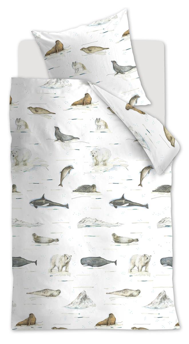 Ein Bett mit einem Kopfkissen und einer Bettdecke bezogen mit kuscheliger beddinghouse Bettwaesche aus 100 Prozent Baumwolle mit Illustrationen von Polartieren in der Farbe Weiss. Modell Polar Adventure.