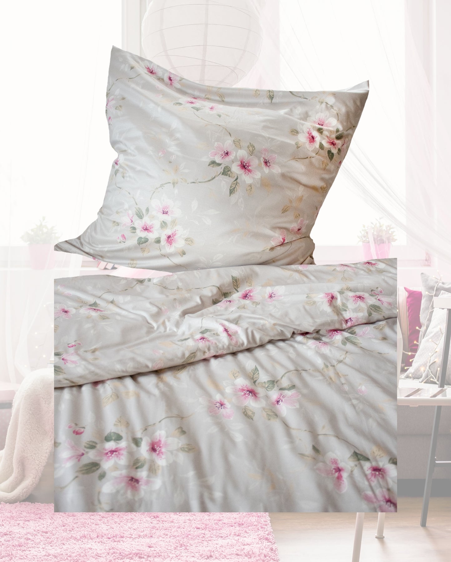 Detaildarstellung der Blueten auf Kopfkissen und Bettdecke der Mako-Interlock-Jersey Bettwaesche Modell Kirschblüte.