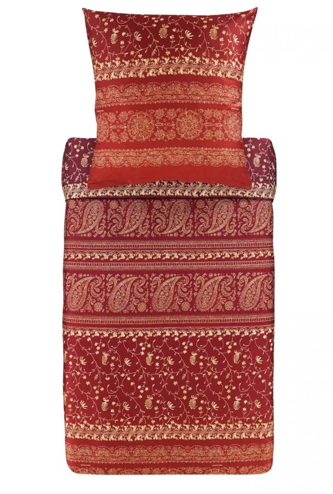 Ein Kopfkissen und eine Bettdecke bezogen mit eleganter Mako-Satin Bettwaesche von bassetti mit einem Paisleymuster in der Farbe Bordeaux. Modell Brenta O1.