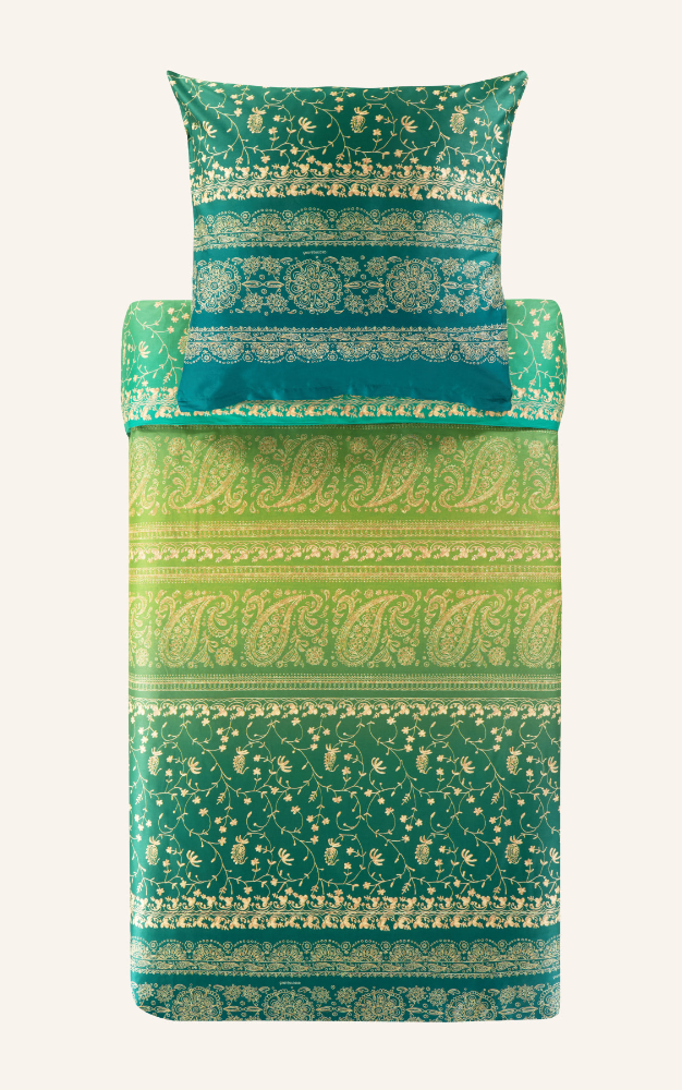 Ein Kopfkissen und eine Bettdecke bezogen mit eleganter Mako-Satin Bettwaesche von bassetti mit einem Paisleymuster in der Farbe Gruen. Modell Brenta V1.