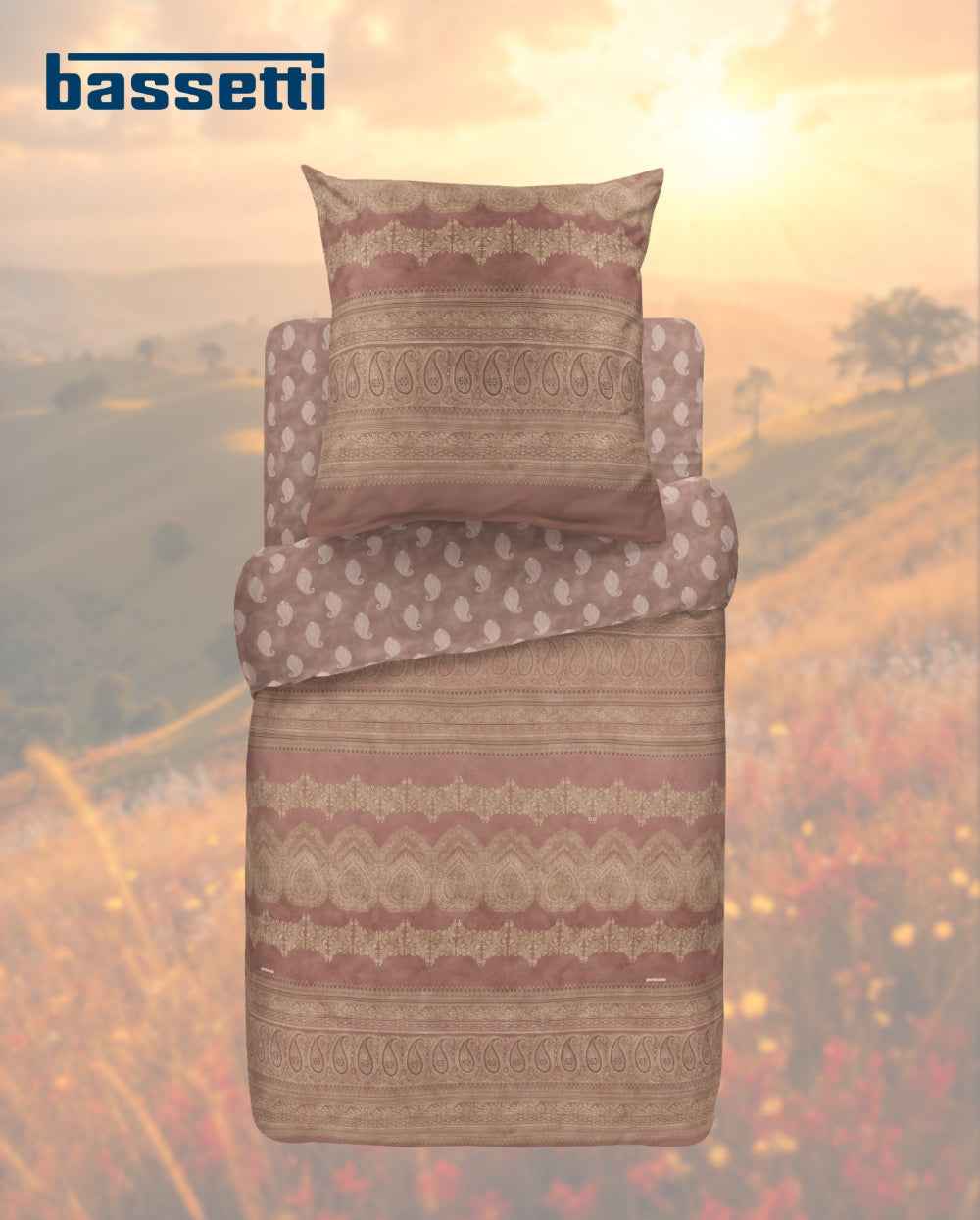 Ein Kopfkissen und eine Bettdecke bezogen mit eleganter Mako-Satin Bettwaesche von bassetti mit einem Paisleymuster in der Farbe Braun. Modell Carrara P1