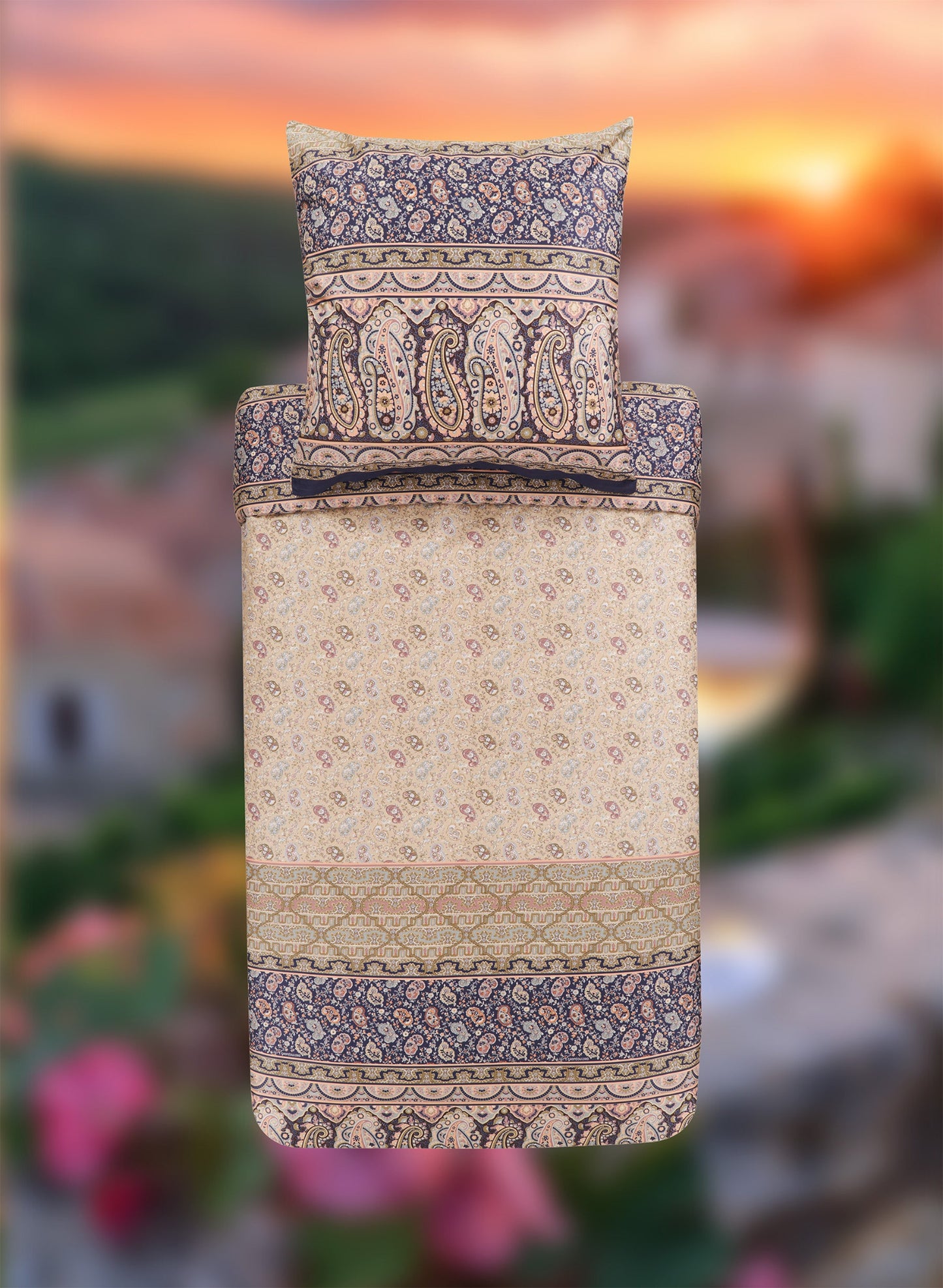 Ein Kopfkissen und eine Bettdecke bezogen mit eleganter Mako-Satin Bettwaesche von bassetti mit einem Paisleymuster in der Farbe Beige. Modell Imperia 41