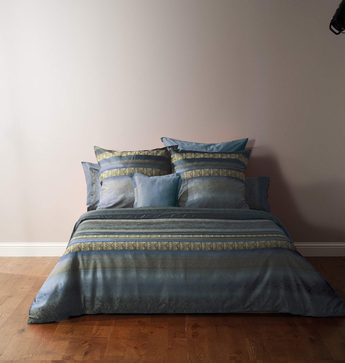 Mehrere Kopfkissen und eine Bettdecke bezogen mit eleganter Mako-Satin Bettwaesche von bassetti mit einem gestreiftem Paisleymuster in der Farbe Blau. Modell Ispica G2