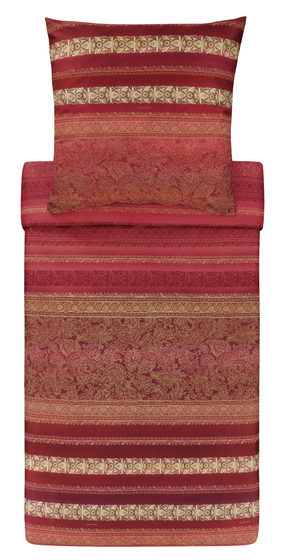 Ein Kopfkissen und eine Bettdecke bezogen mit eleganter Mako-Satin Bettwaesche von bassetti mit einem gestreiftem Paisleymuster in der Farbe Rot. Modell Ispica R2.