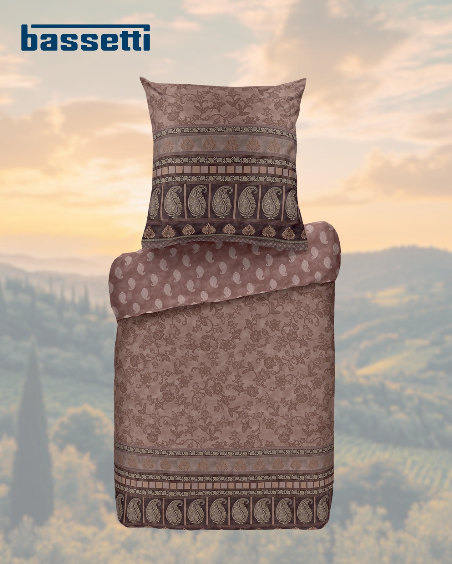 Ein Kopfkissen und eine Bettdecke bezogen mit eleganter Mako-Satin Bettwaesche von bassetti mit einem Paisleymuster in der Farbe Braun. Modell Mantova P1.