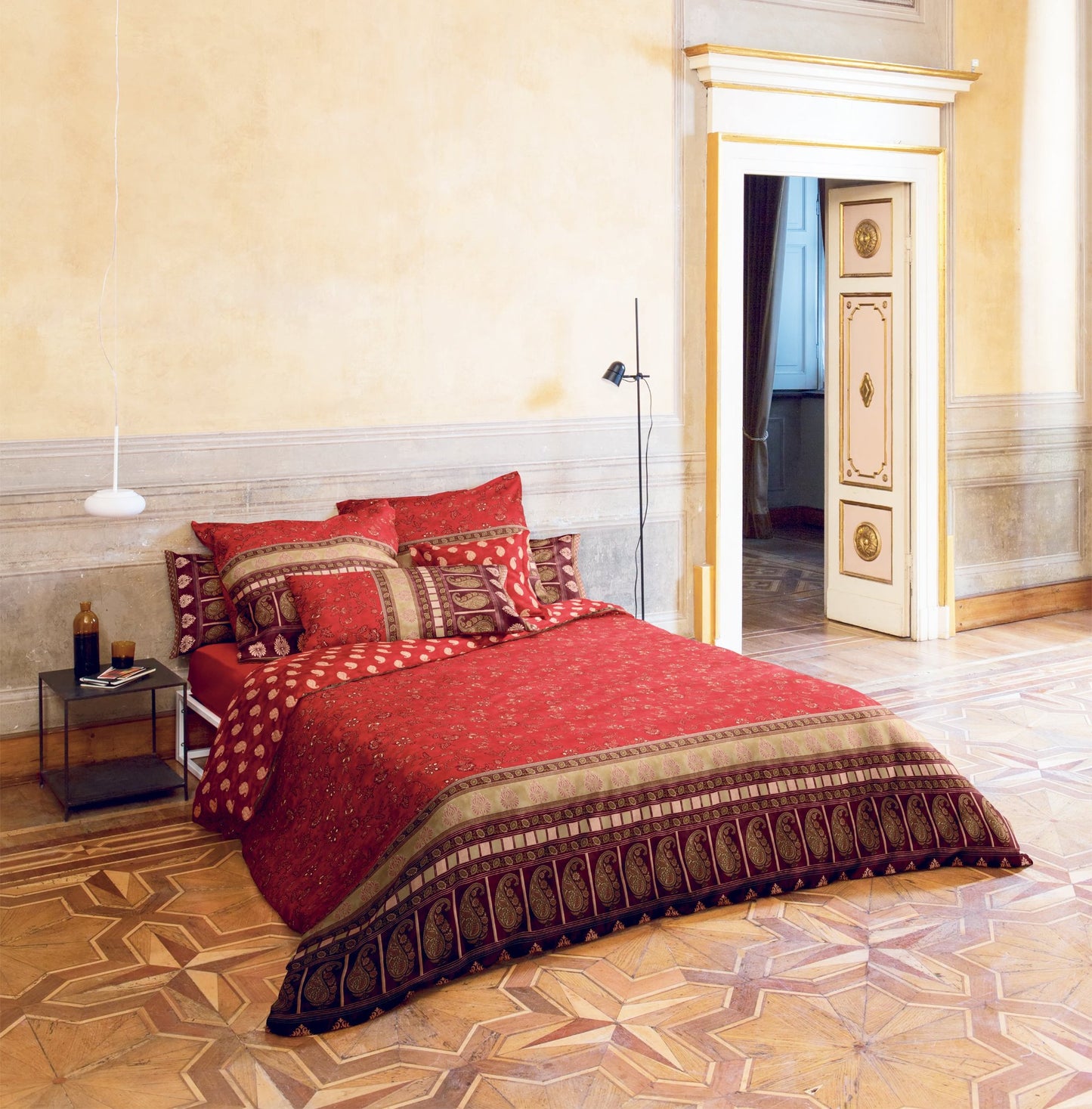 Mehrere Kopfkissen und eine Bettdecke bezogen mit eleganter Mako-Satin Bettwaesche von bassetti mit einem Paisleymuster in der Farbe . Modell Mantova R1.