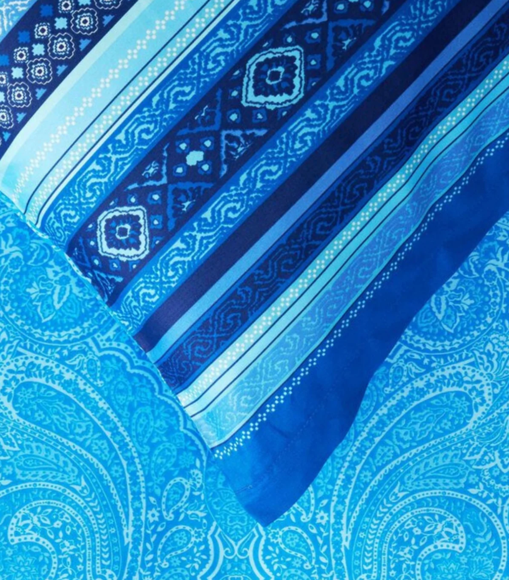 Detaildarstellung des Paisleymuster auf der blauen bassetti Bettwaesche Maser B2.