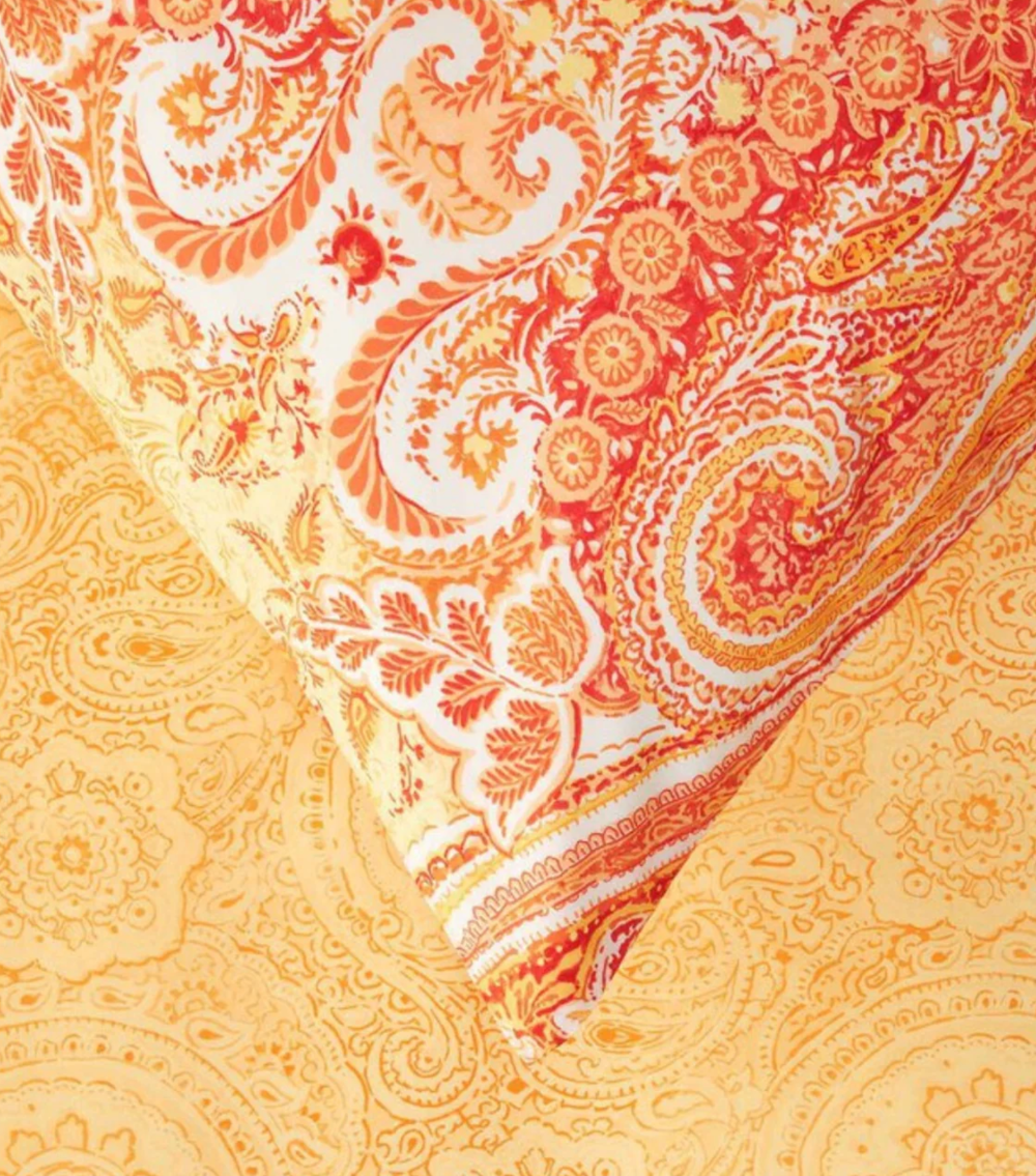 Detaildarstellung des Paisleymuster auf der orangenen bassetti Bettwaesche.