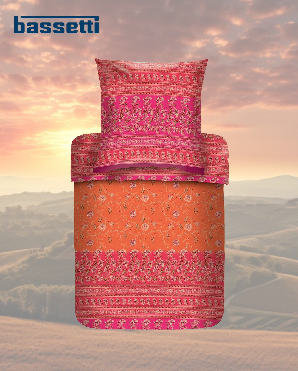 Ein Kopfkissen und eine Bettdecke bezogen mit eleganter Mako-Satin Bettwaesche von bassetti mit einem Paisleymuster in der Farbe Pink. Modell Montefano O1.