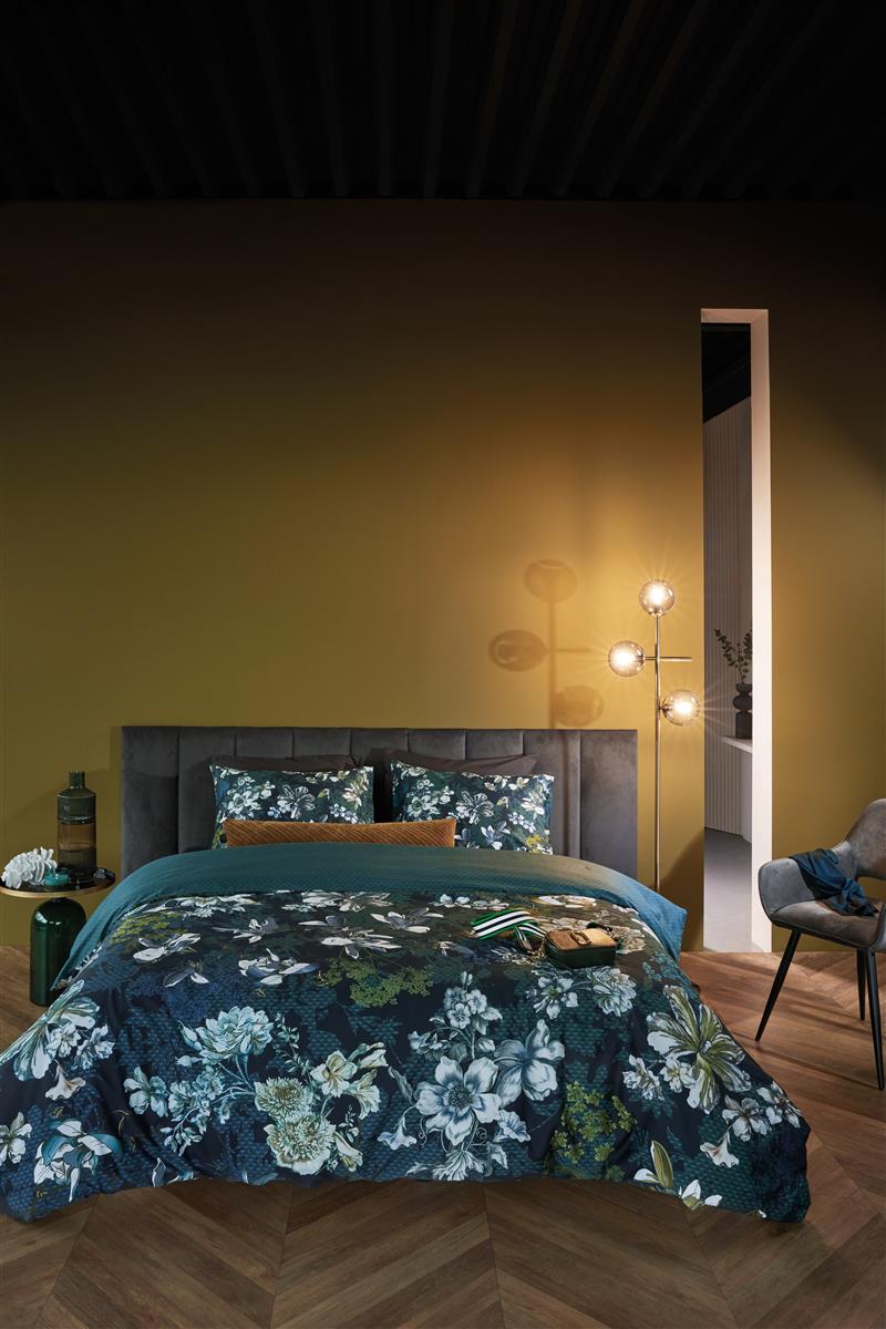 Mehrere Kopfkissen und eine Bettdecke bezogen mit kuscheliger Mako-Satin Bettwaesche von beddinghouse mit einem Blumenmuster in der Farbe Blau. Modell Furore Blau.