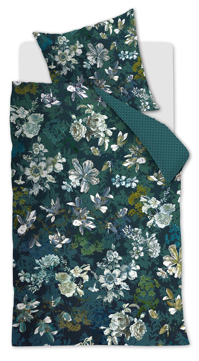 Ein Kopfkissen und einer Bettdecke bezogen mit kuscheliger Mako-Satin Bettwaesche aus 100 Prozent Baumwolle von beddinghouse mit einem Blumenmuster in der Farbe Blau. Modell Furore Blau.