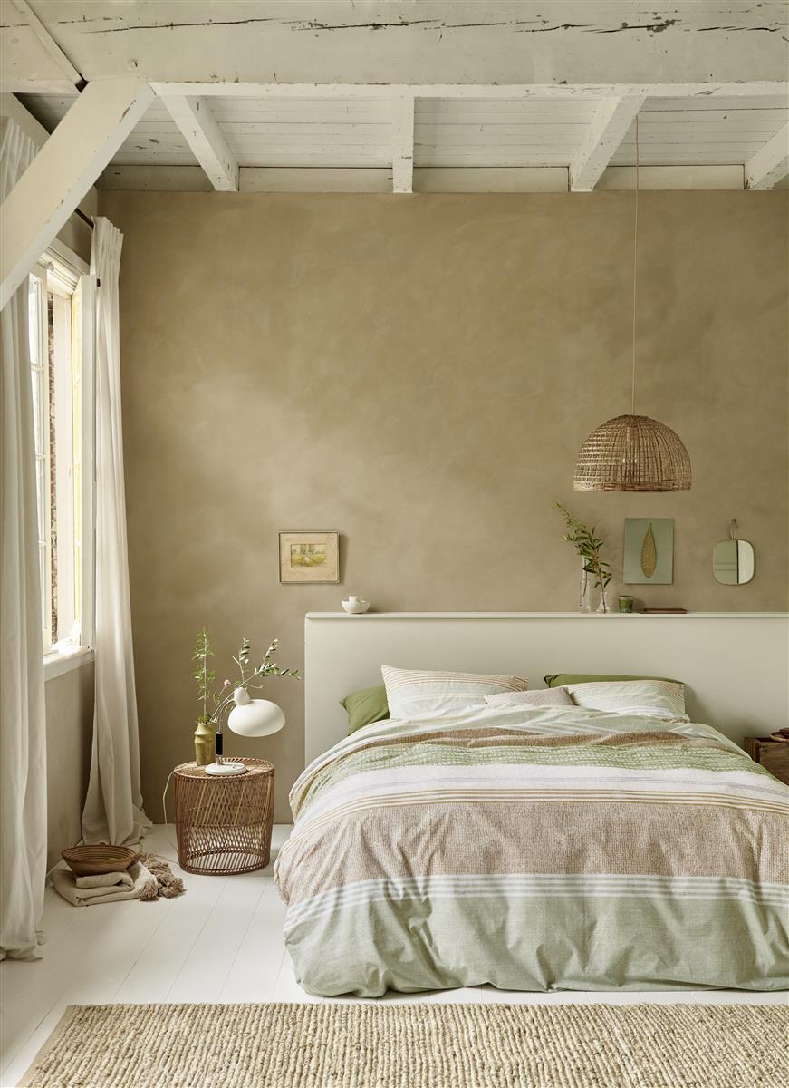 Mehrere Kopfkissen und eine Bettdecke bezogen mit kuscheliger Mako-Satin Bettwaesche von beddinghouse mit einem Streifendesign in der Farbe Gruen. Modell Lin Gruen.