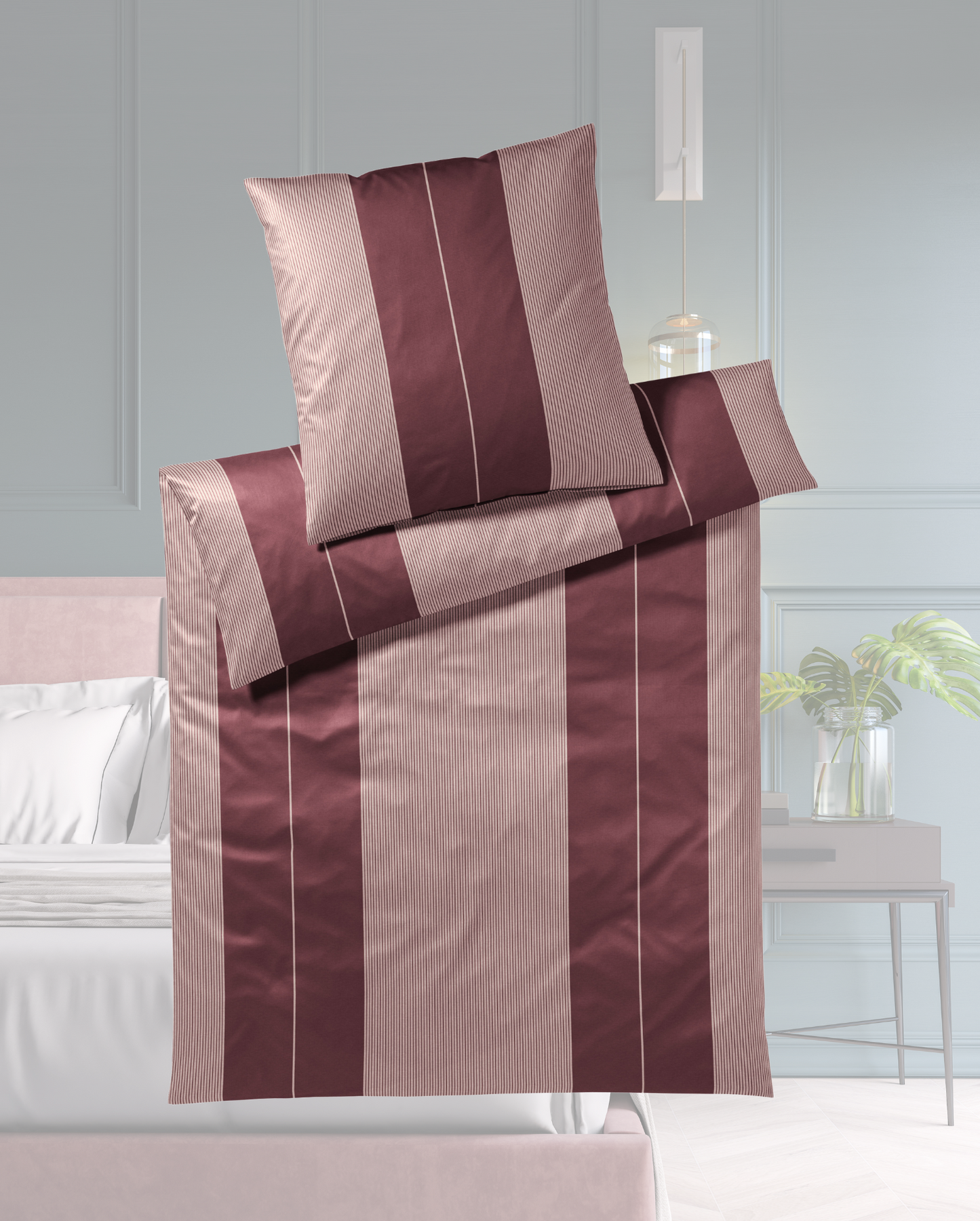 Ein Bettbezug-Set aus einem Kopfkissen und einer Bettdecke bezogen mit seidig-weicher Mako-Satin Bettwaesche aus 100 Prozent Baumwolle mit vertikalen Streifen in der Farbe Bordeaux. Modell Burgundy.