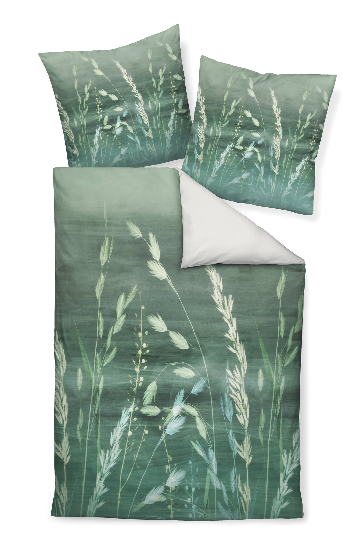 Zwei Kopfkissen und eine Bettdecke bezogen mit Mako-Satin Bettwaesche mit einem Muster aus Graesern in der Farbe Gruen. Modell Modern Art Green.