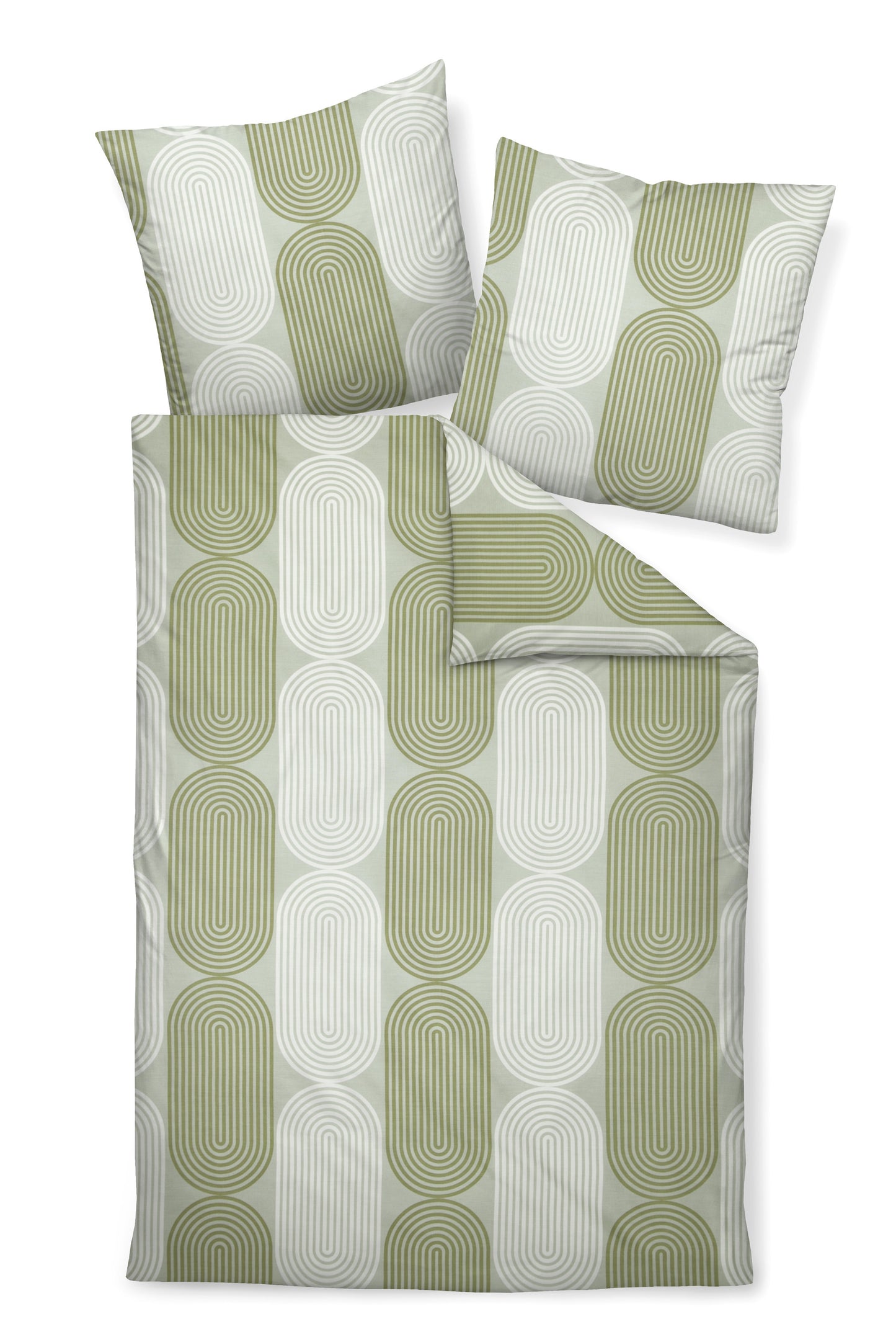 Zwei Kopfkissen und eine Bettdecke bezogen mit Mako-Satin Bettwaesche mit einem Muster aus grafischen Formen in der Farbe Gruen. Modell Rauchgrün Lind.