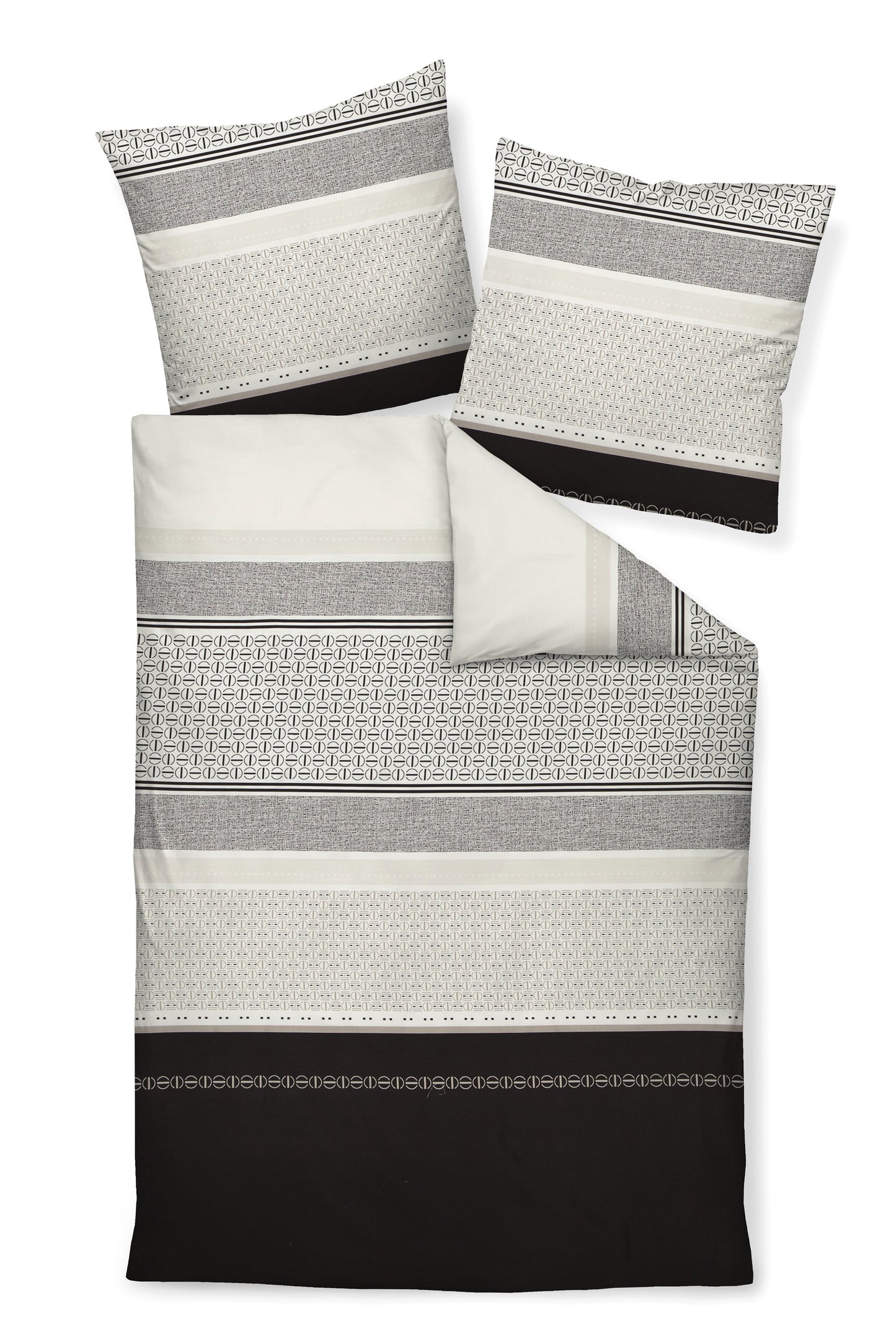 Zwei Kopfkissen und eine Bettdecke bezogen mit Mako-Satin Bettwaesche mit einem Muster aus grafischen Formen in der Farbe Schwarz. Modell Schwarz Kitt.