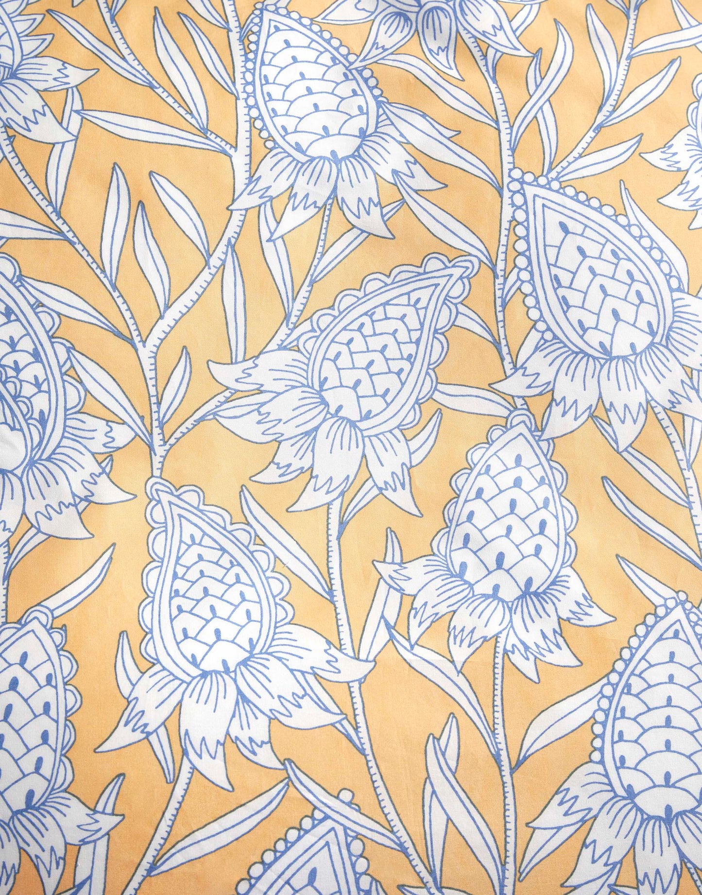 Detaildarstellung der Blumen der Essenza Perkal Bettwaesche Modell Fela Sahara Sun.