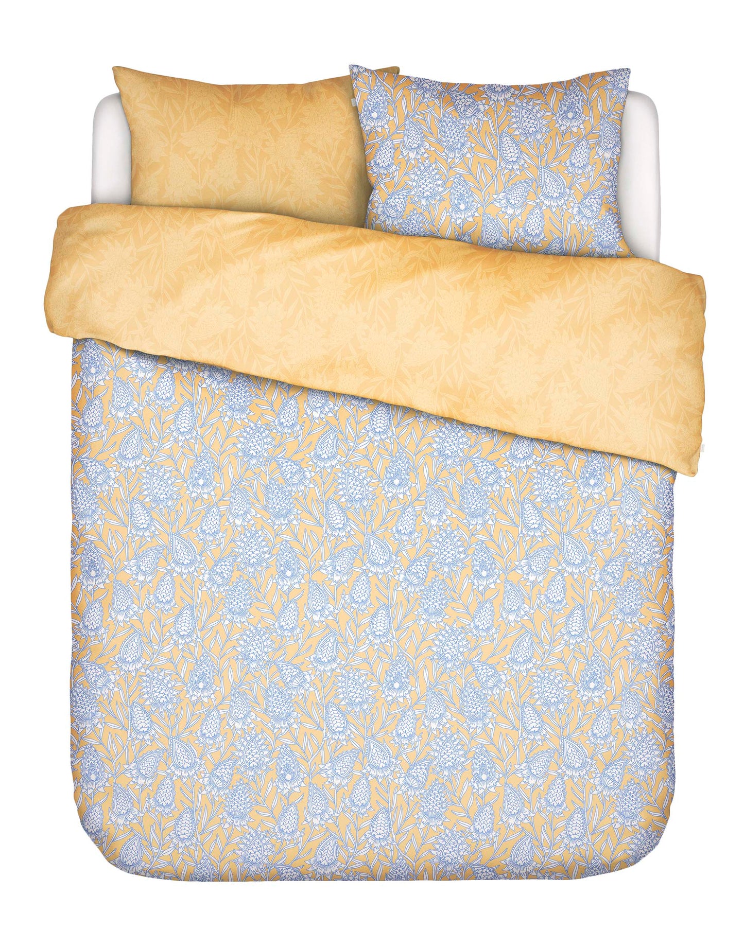 Zwei Kopfkissen und eine Bettdecke bezogen mit Perkal Bettwaesche von Essenza mit einem Muster aus Blumen in der Farbe Gelb. Modell Fela Sahara Sun.