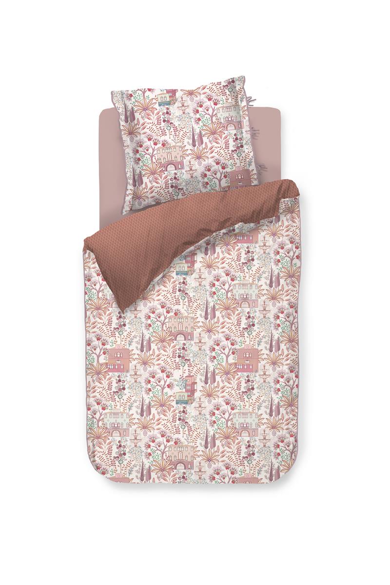 Ein Kopfkissen und eine Bettdecke bezogen mit Perkal-Baumwoll Bettwaesche mit einem Muster aus Pflanzen und Gebauden und grafischen Formen in der Farbe Rosa. Modell Casa Di Pip Off-White.