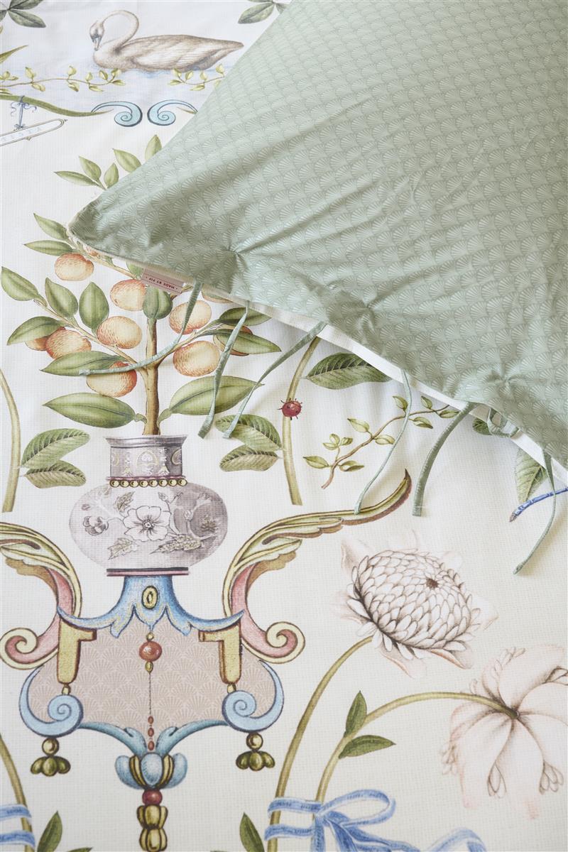 Detaildarstellung der Ornamente und Pflanzen auf Kopfkissen und Bettdecke der Perkal-Baumwoll Bettwaesche Modell Festa di Lividonia Weiß.