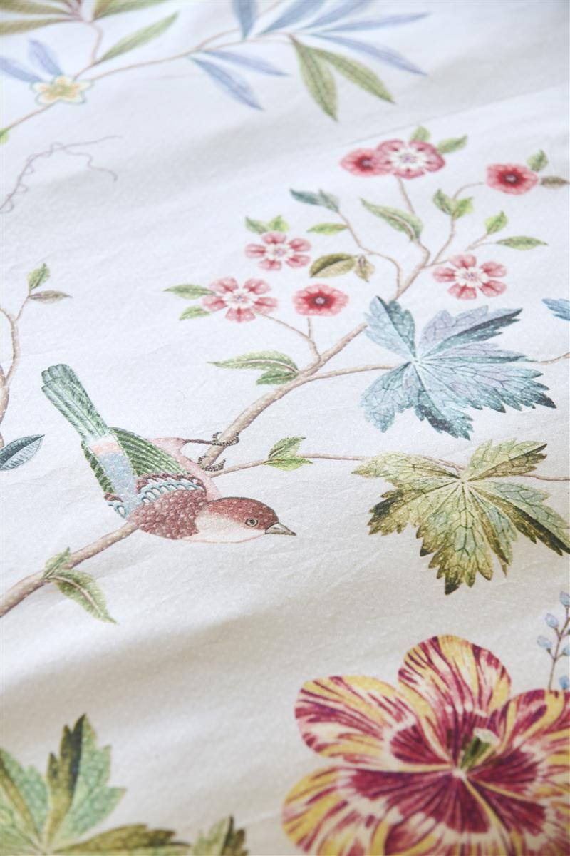 Detaildarstellung der Pflanzen und Voegel der Perkal-Baumwoll Bettwaesche Modell Il Paradiso Weiss.