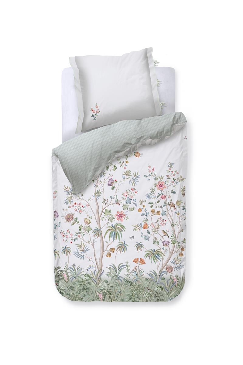 Ein Kopfkissen und eine Bettdecke bezogen mit Perkal-Baumwoll Bettwaesche mit einem Muster aus Pflanzen und Voegeln in der Farbe Weiss. Modell Il Paradiso Weiss.