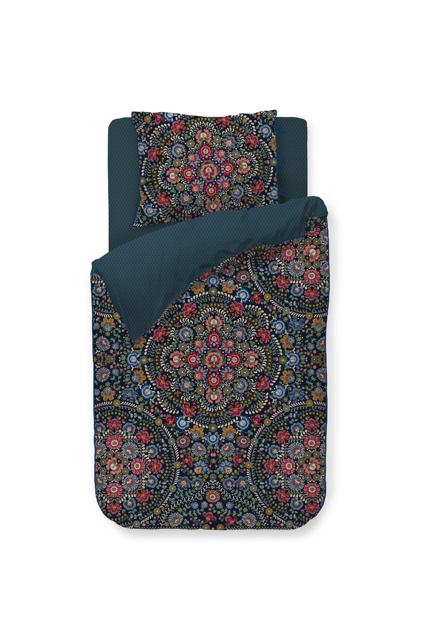 Ein Kopfkissen und eine Bettdecke bezogen mit Perkal-Baumwoll Bettwaesche mit einem Muster aus Blumen in der Farbe Blau. Modell Il Ricamo Dark Blue.